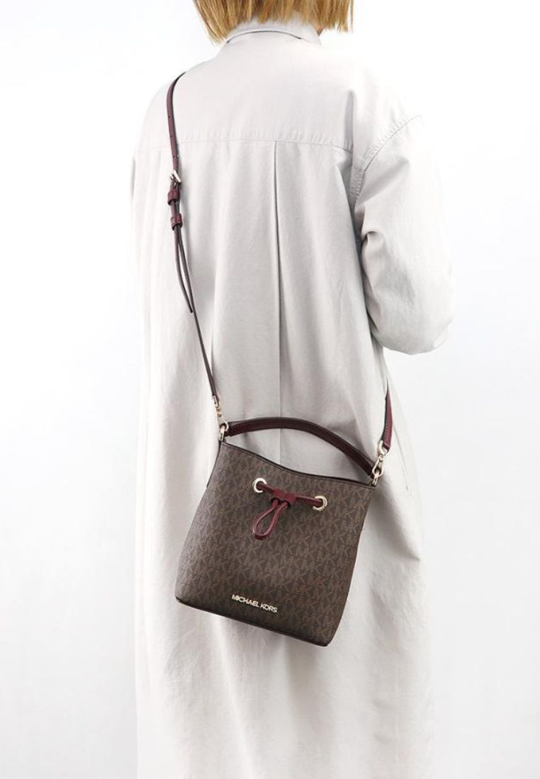 Suri Small Bucket Crossbody Bag In Signature Merlot