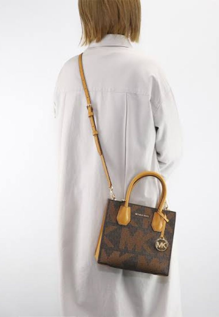 Mercer Medium Messenger in Signature Marigold