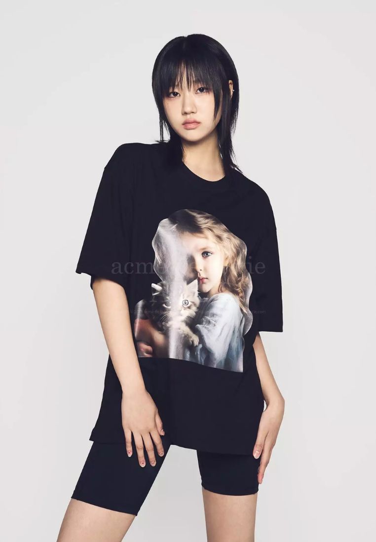 Wave Hair Cat Hug Girl Baby Face Short Sleeve T-Shirt Black