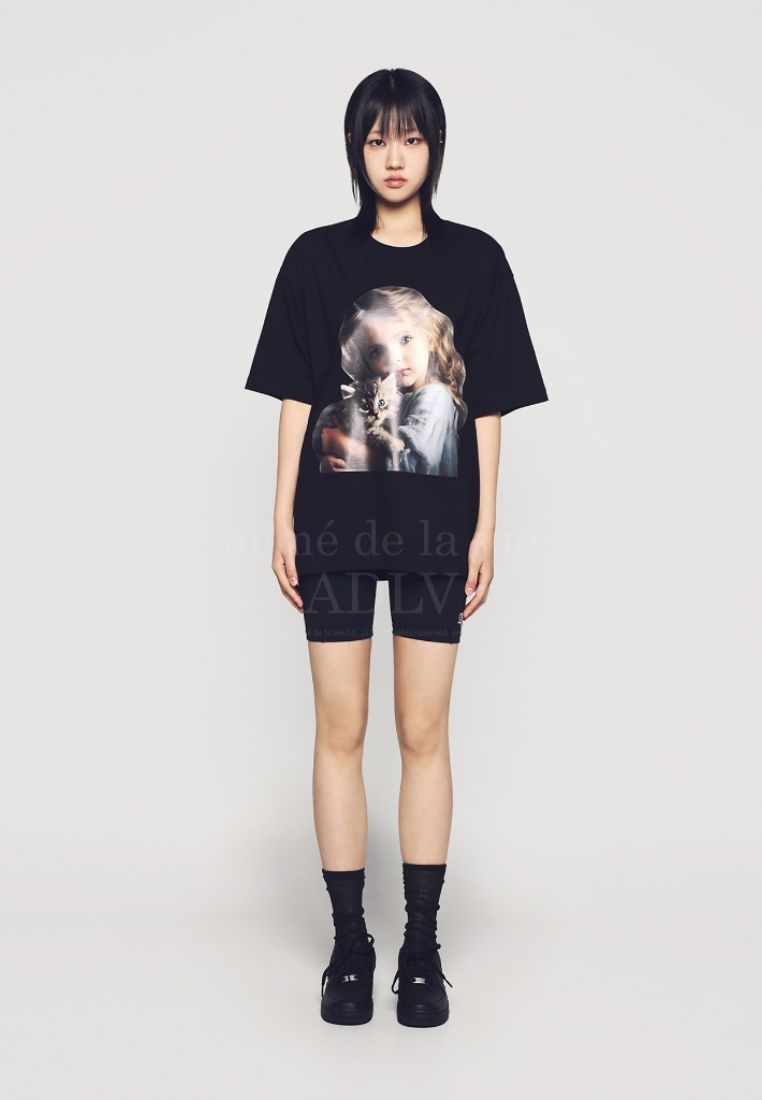 Wave Hair Cat Hug Girl Baby Face Short Sleeve T-Shirt Black