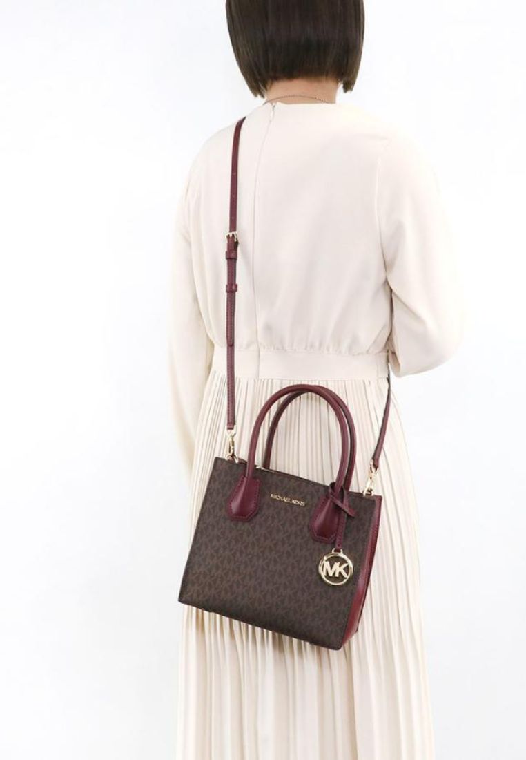 Mercer Medium Messenger in Signature Merlot