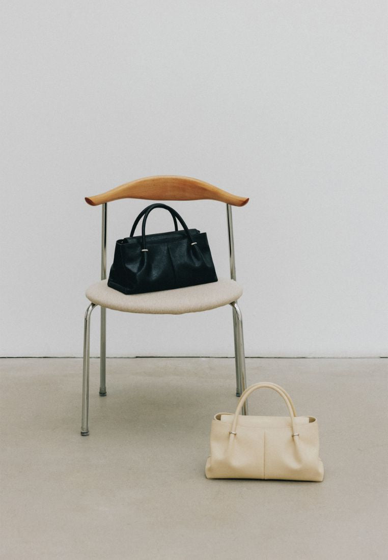 ANNEAU FLAP BAG soft black