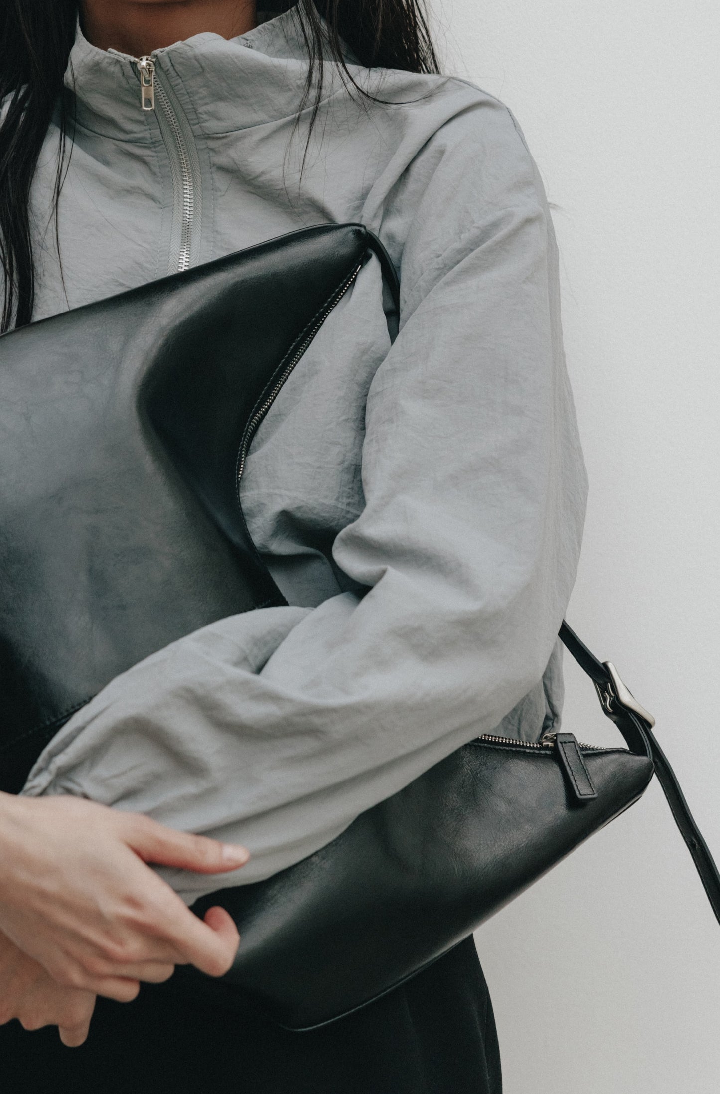 MOSSY HOBO BAG leather black