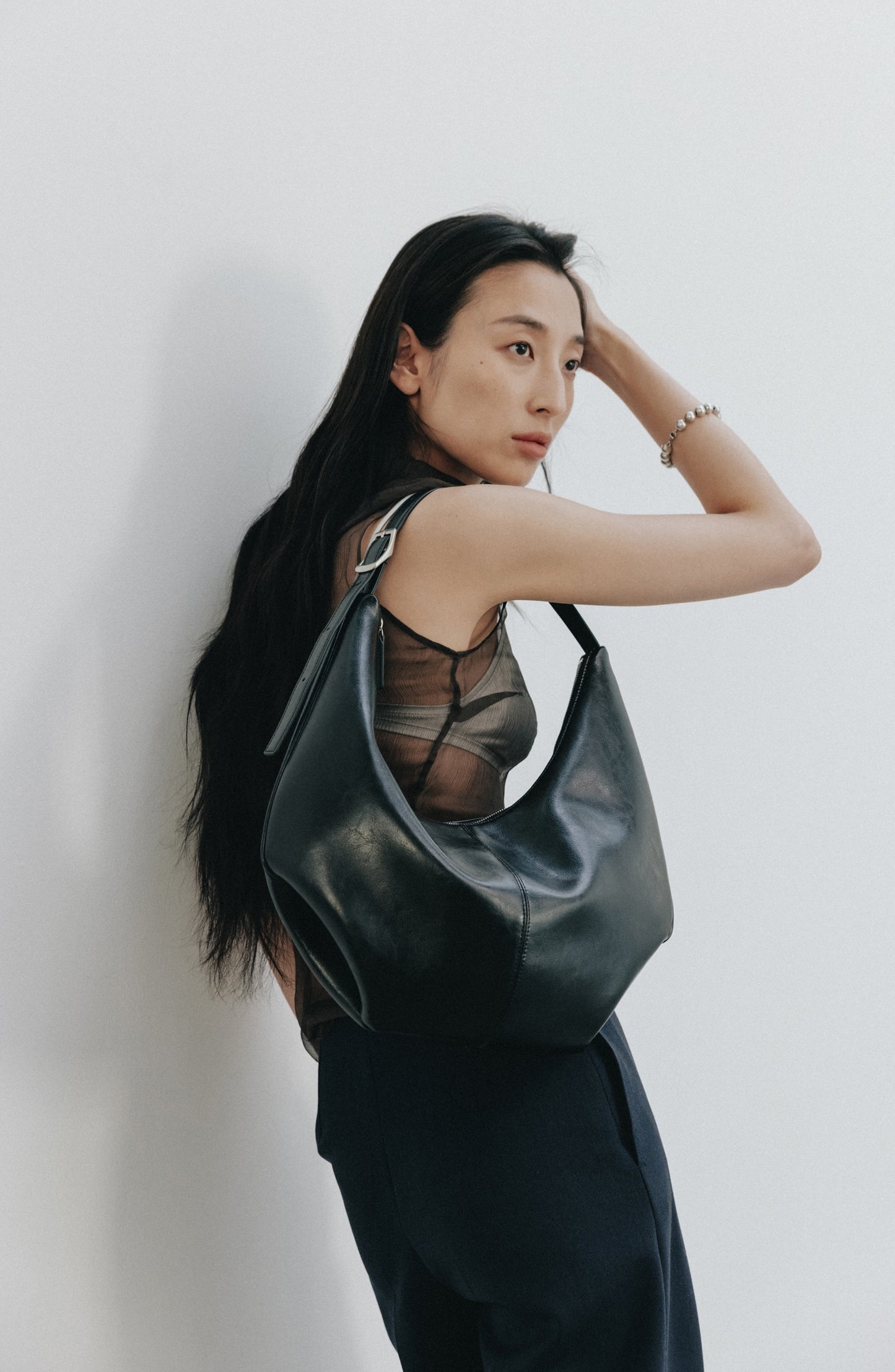 MOSSY HOBO BAG leather black