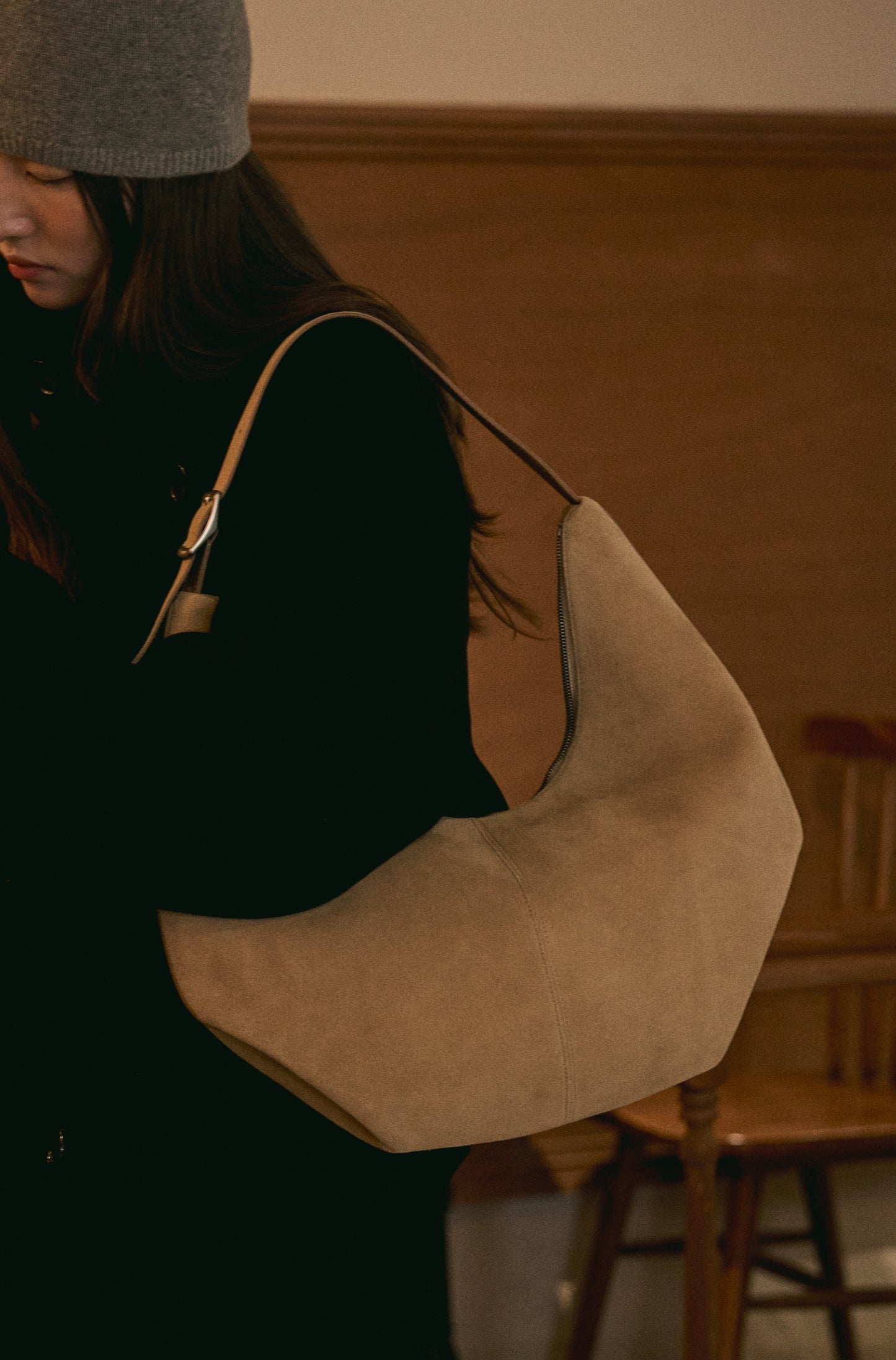 MOSSY HOBO BAG suede sand