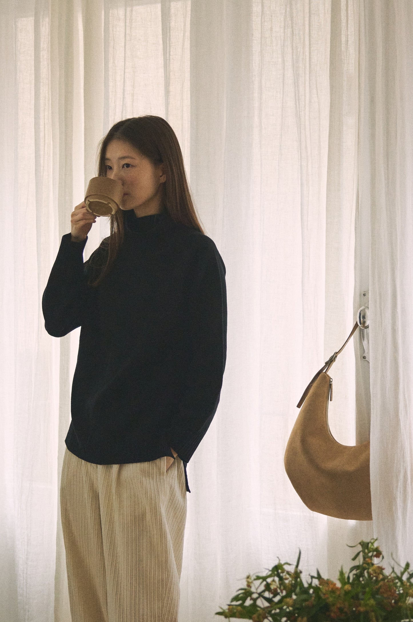 MOSSY HOBO BAG suede sand