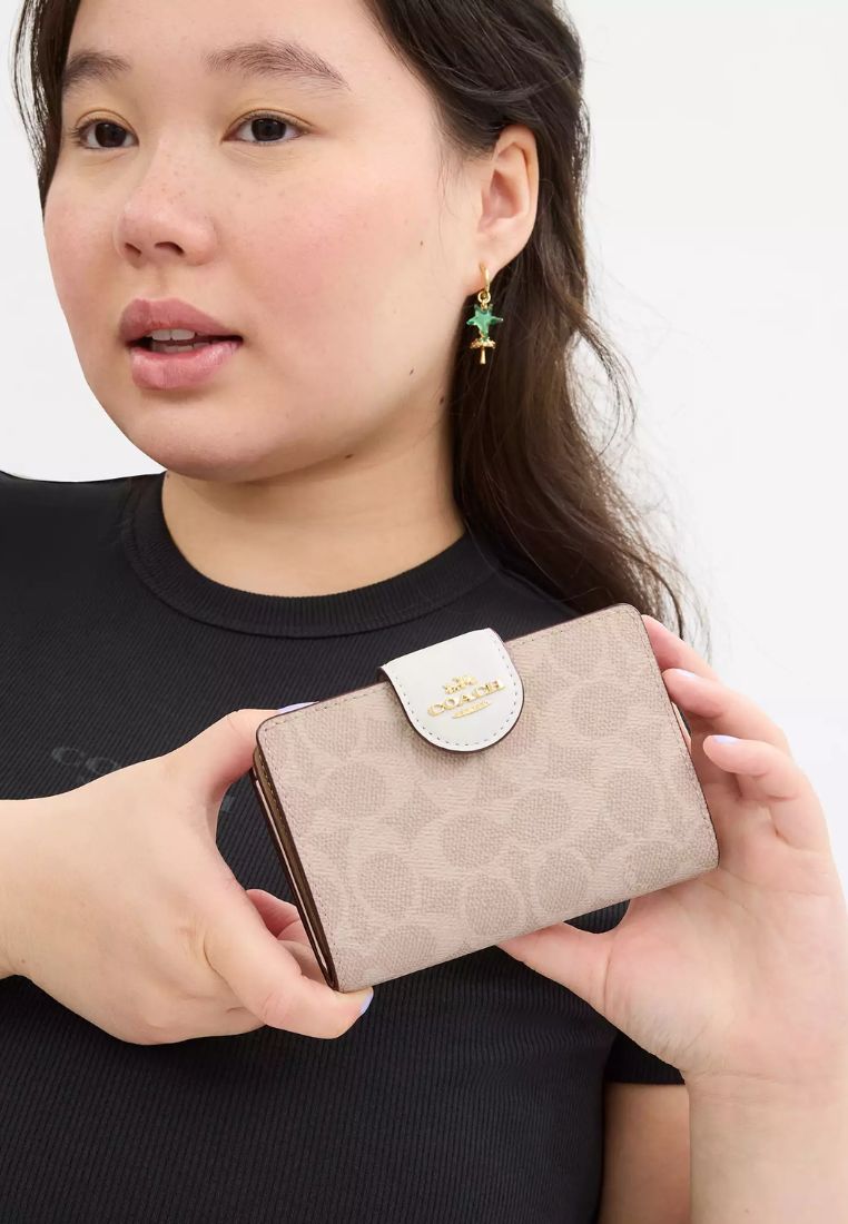 Medium Corner Zip Wallet In Signature Canvas Gold Sand Chalk