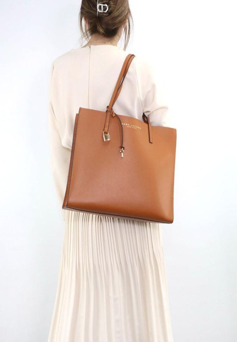 The Grind Tote Bag in Smoked Almond