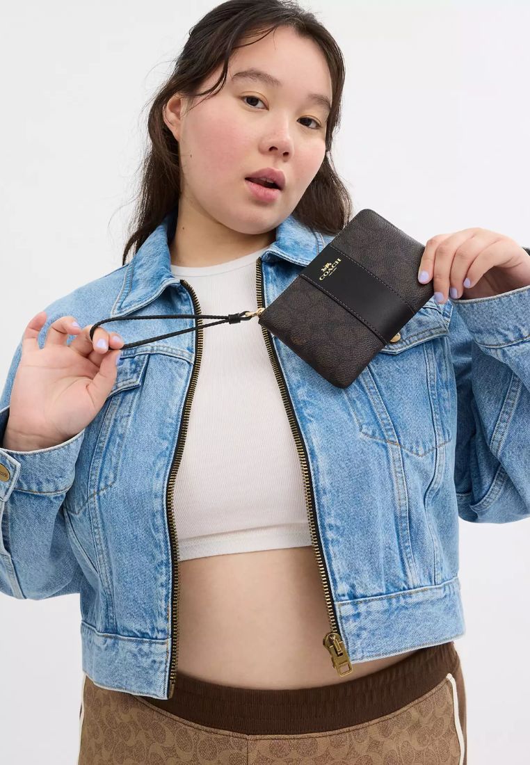 Corner Zip Wristlet In Signature Canvas With Stripe Gold Walnut Black