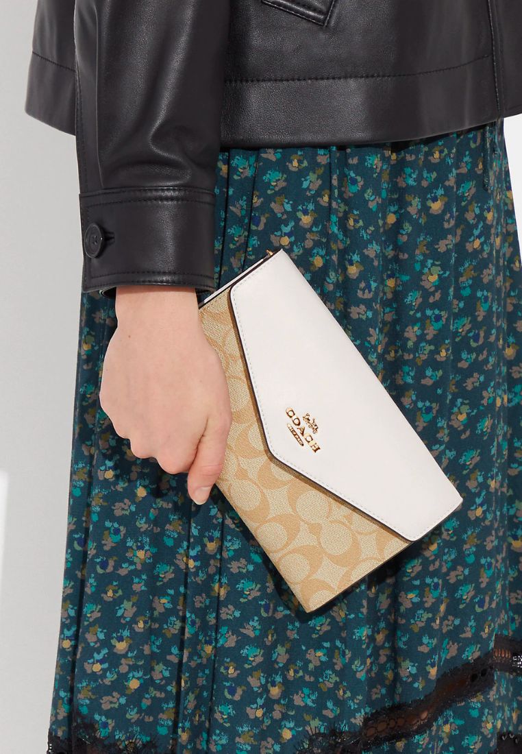 Envelope Clutch Crossbody In Signature Canvas Light Khaki Chalk