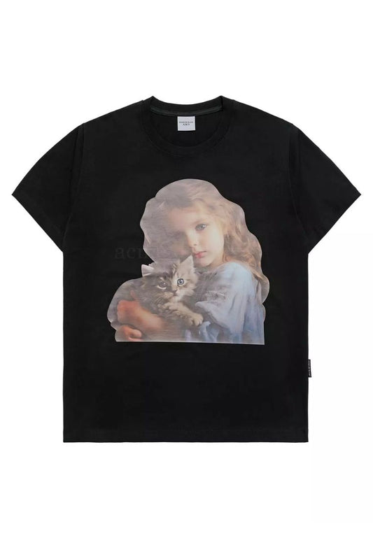 Wave Hair Cat Hug Girl Baby Face Short Sleeve T-Shirt Black