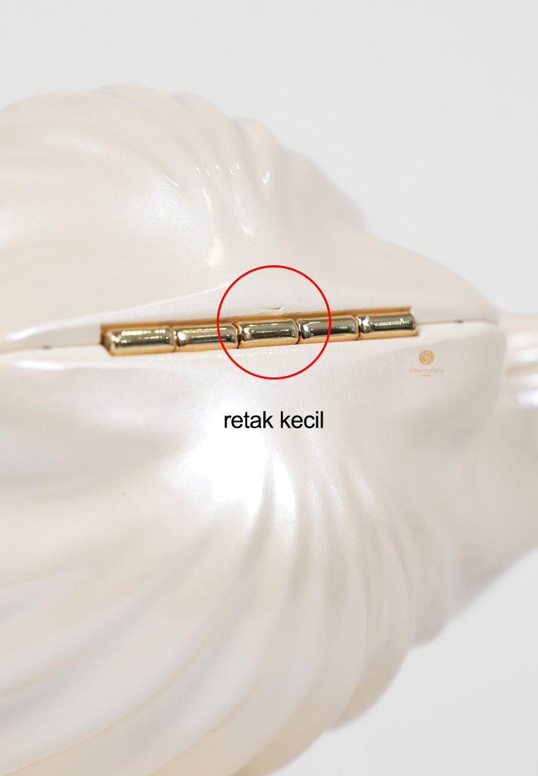 [DEFECT SALE 378] Maisie Shell Clutch - Ivory