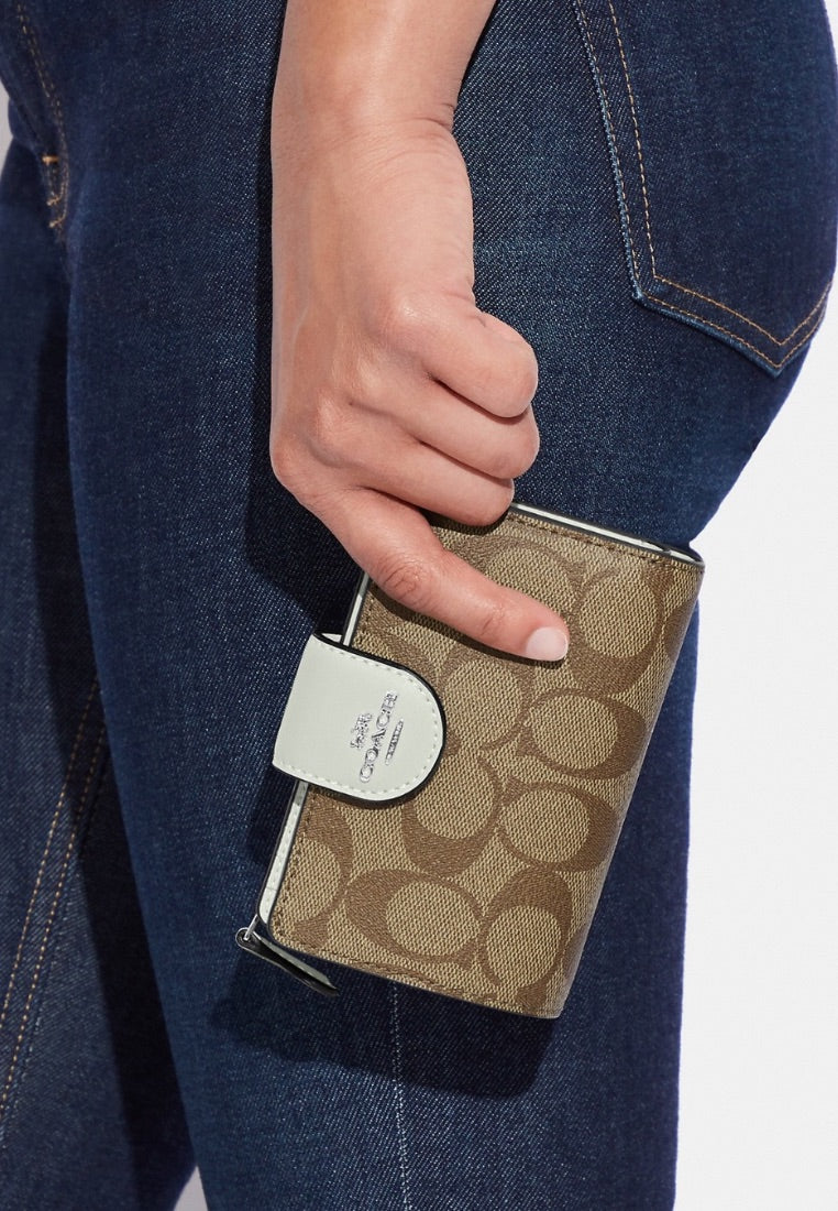 Medium Corner Zip Wallet In Signature Canvas Light Sage