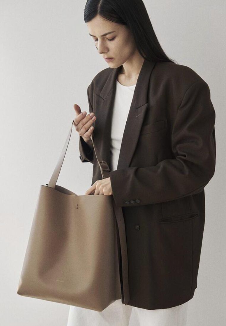 R.ARC Bucket Bag L Taupe