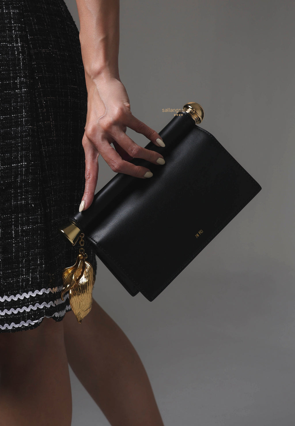 Holly Metal Pendant Embellished Clutch - Black