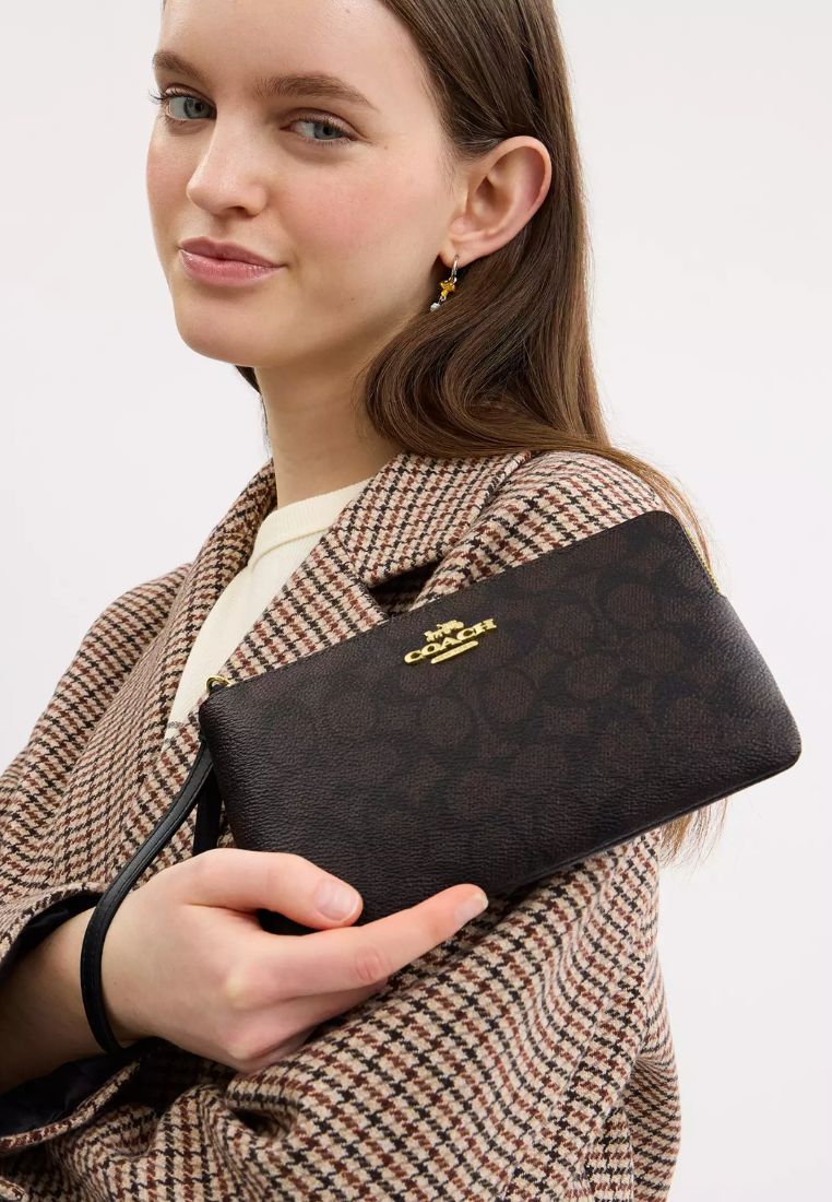 Large Corner Zip Wristlet In Signature Canvas Gold Walnut Black