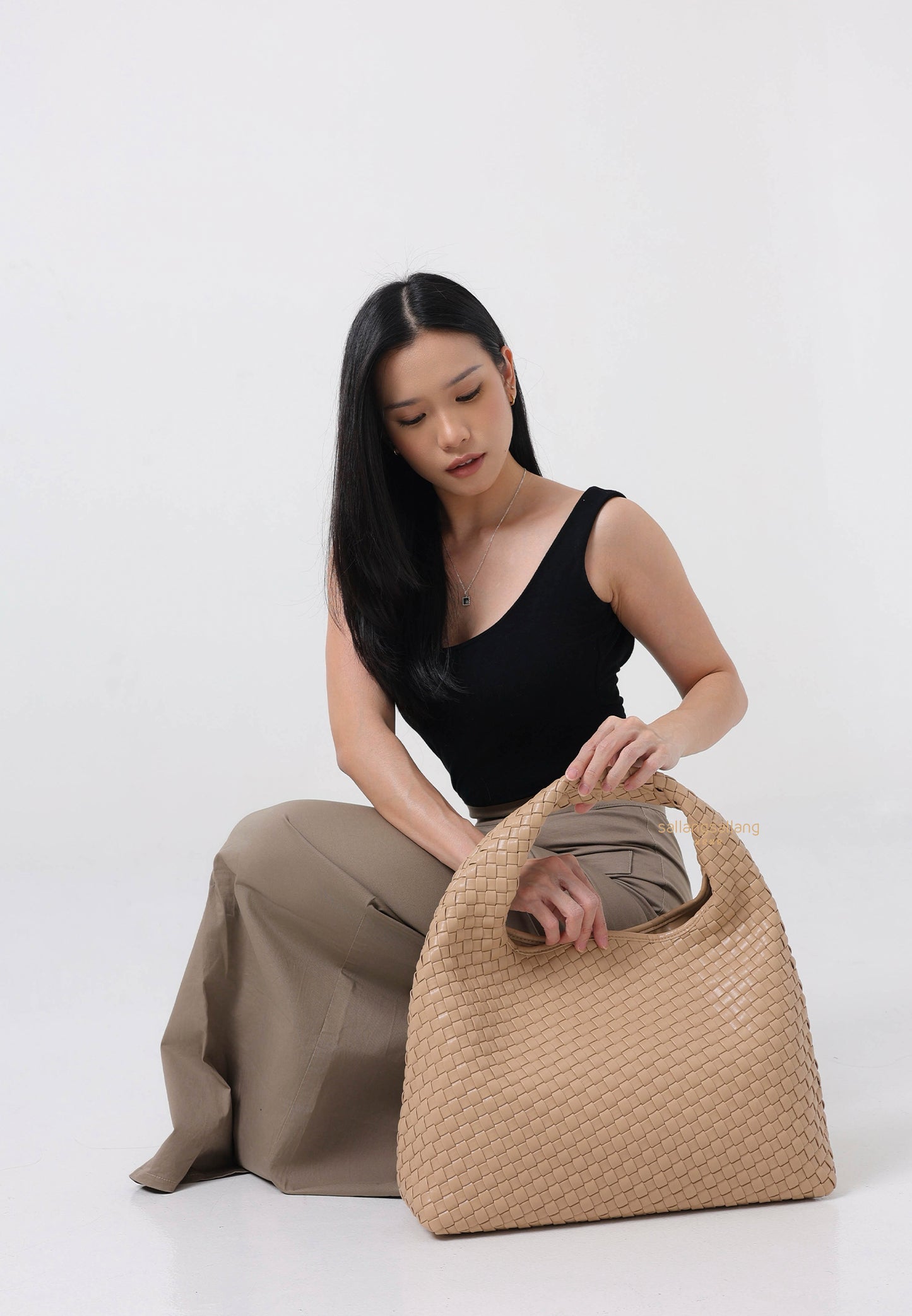 Laura Woven Shoulder Bag - Beige