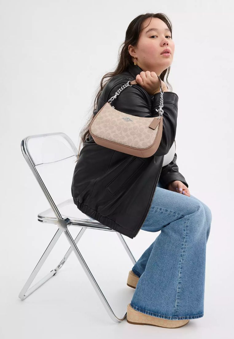 Teri Shoulder Bag In Signature Canvas Silver Sand Taupe