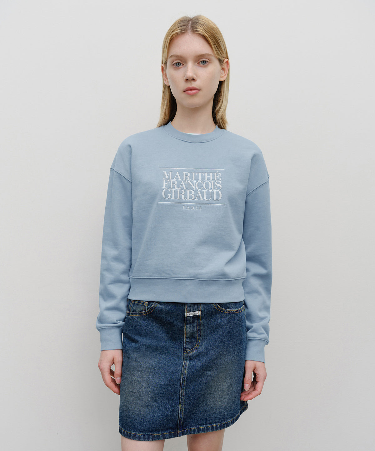 W CLASSIC LOGO CROP SWEATSHIRT sky blue