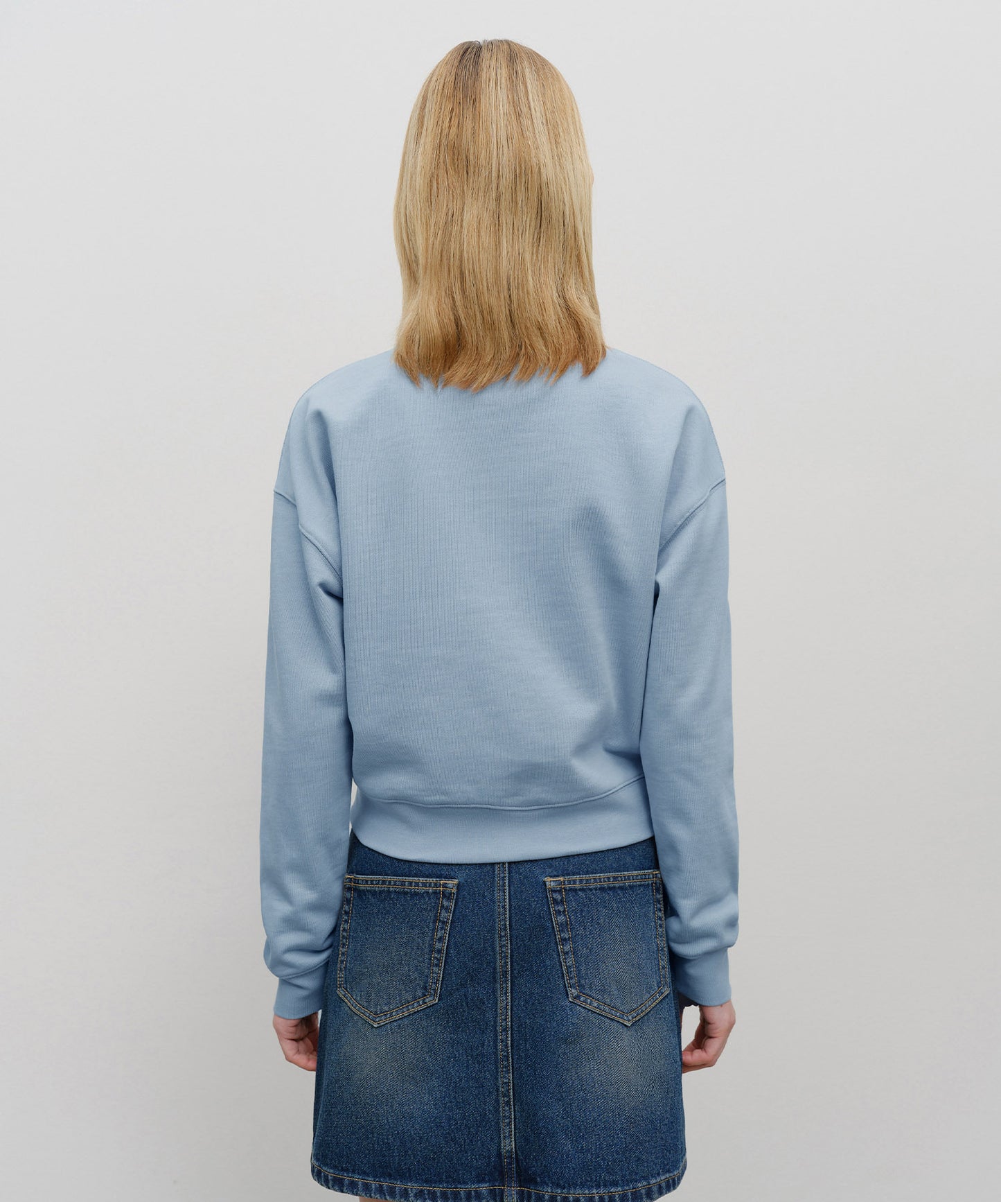 W CLASSIC LOGO CROP SWEATSHIRT sky blue