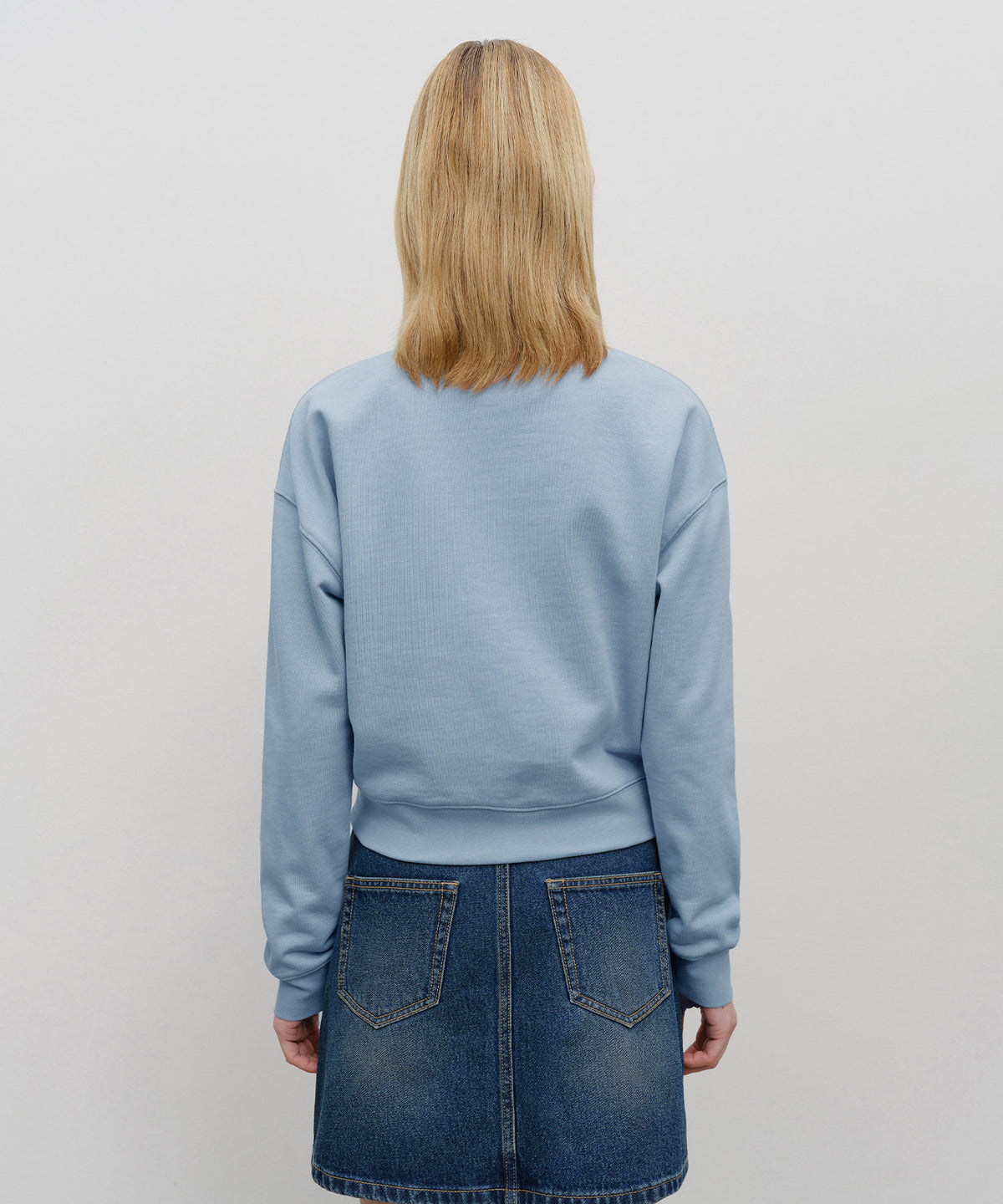 W CLASSIC LOGO CROP SWEATSHIRT sky blue