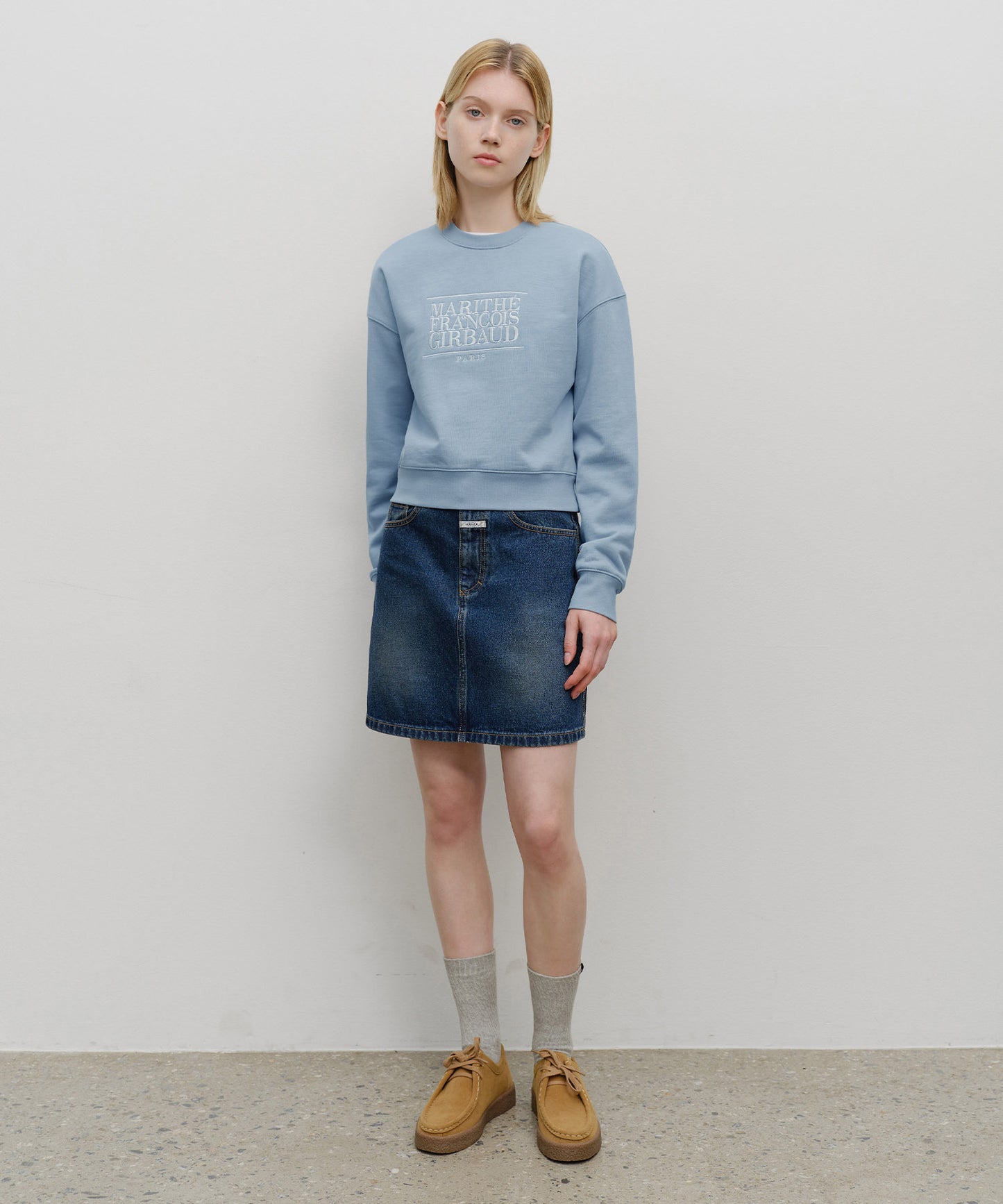 W CLASSIC LOGO CROP SWEATSHIRT sky blue