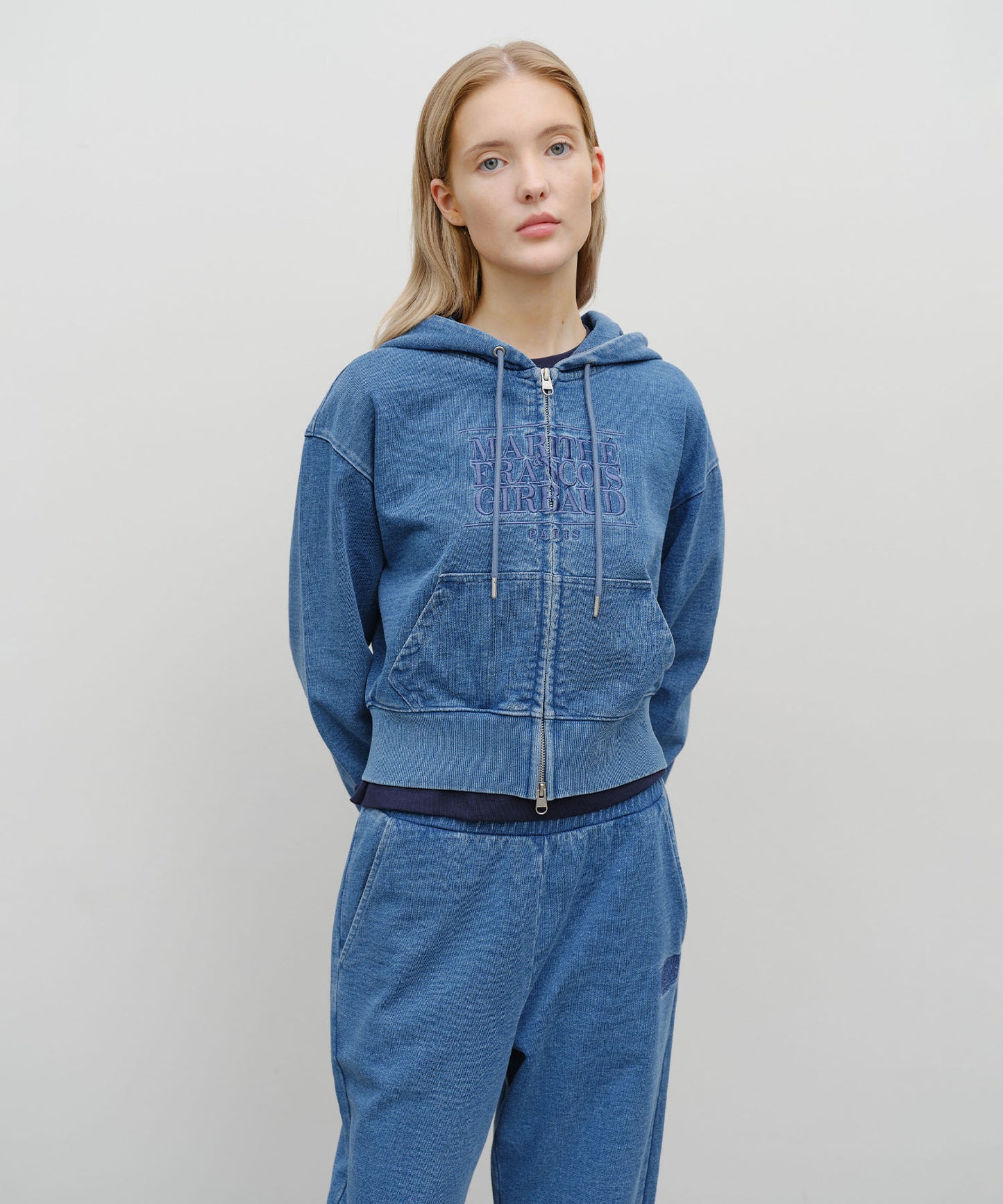 W EMBROIDERY CLASSIC LOGO CROP HOODIE ZIPUP blue