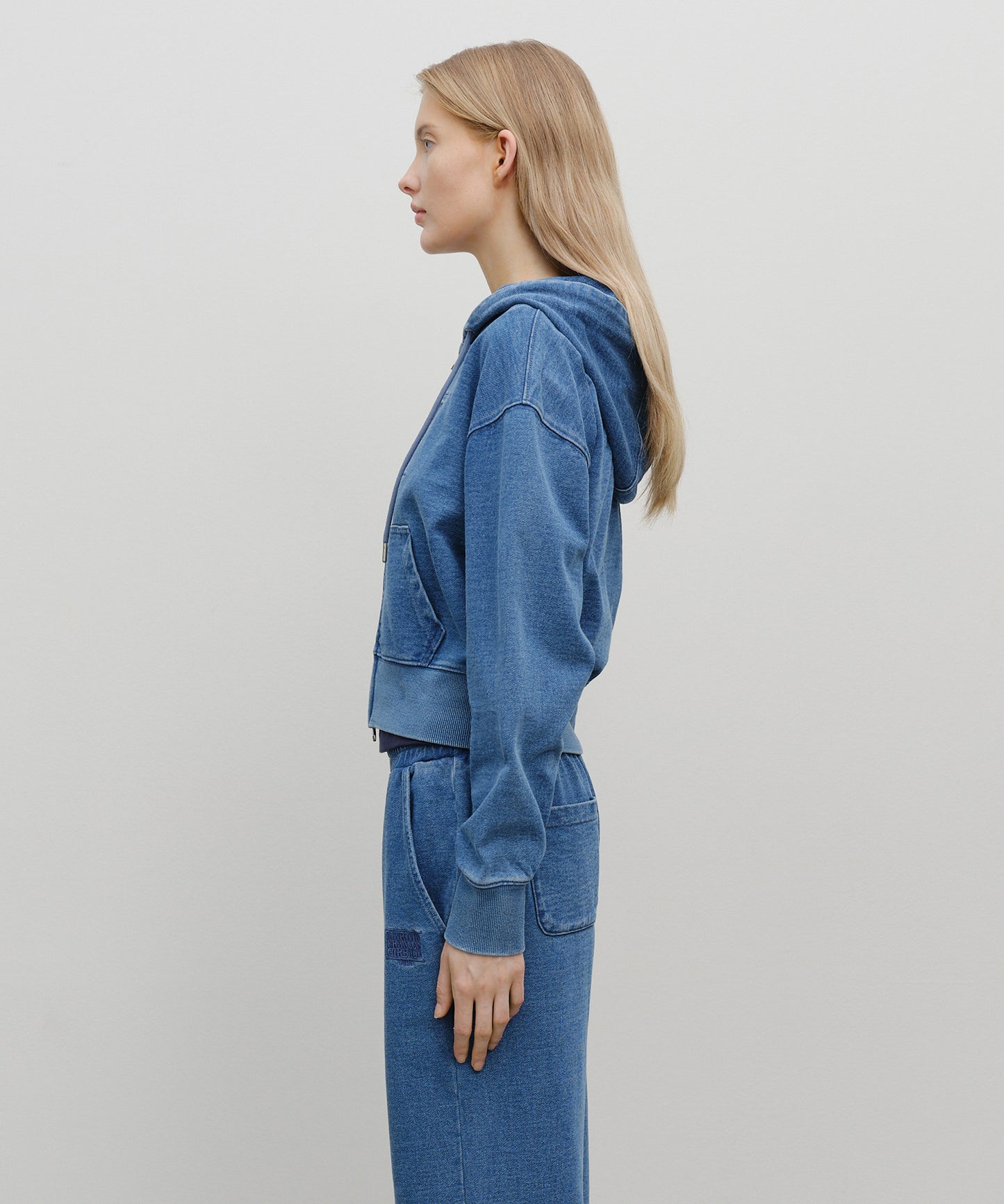 W EMBROIDERY CLASSIC LOGO CROP HOODIE ZIPUP blue