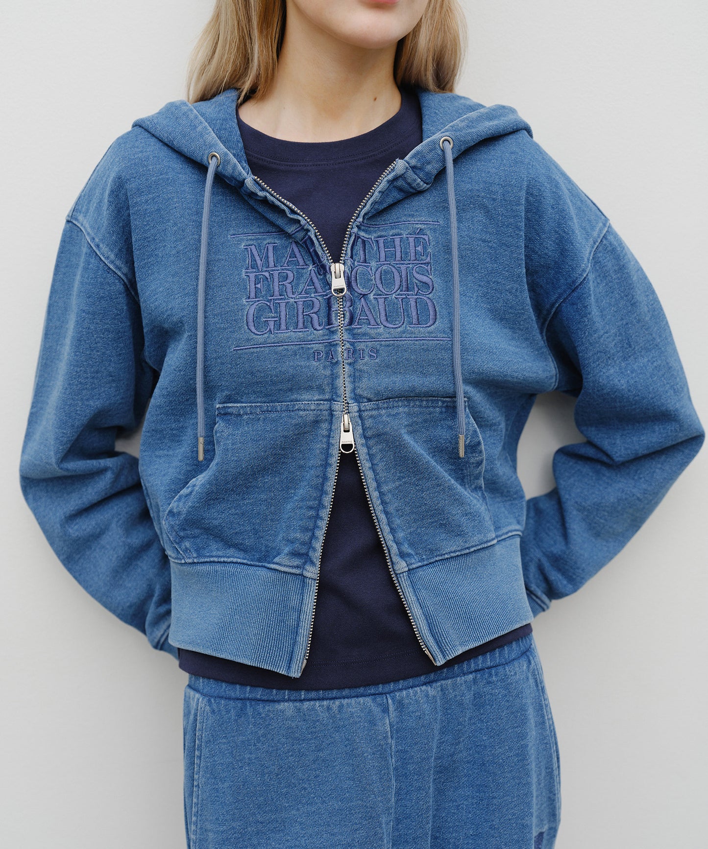 W EMBROIDERY CLASSIC LOGO CROP HOODIE ZIPUP blue