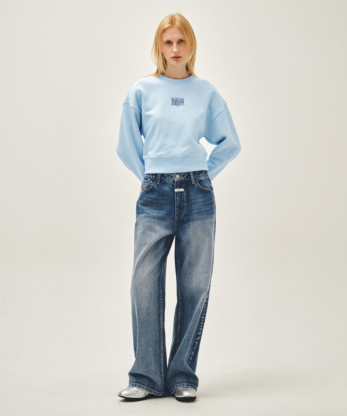 W FLOWER CLASSIC LOGO CROP SWEATSHIRT sky blue