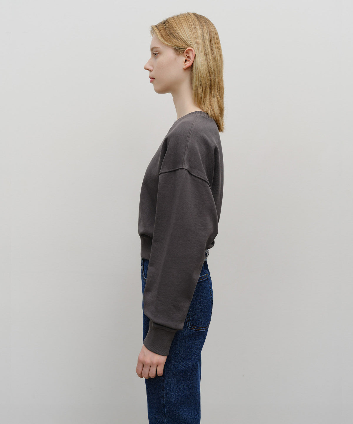 W SMALL CLASSIC LOGO CROP SWEATSHIRT charcoal