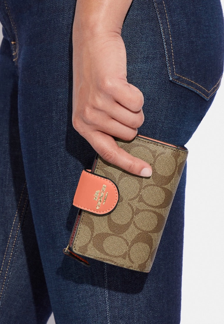 Medium Corner Zip Wallet In Signature Canvas Light Coral