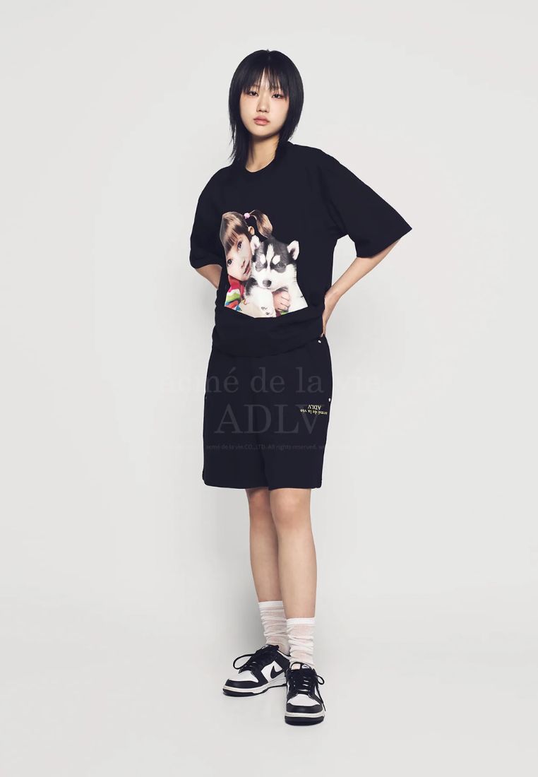 Dog Hug Girl Baby Face Short Sleeve T-Shirt Black