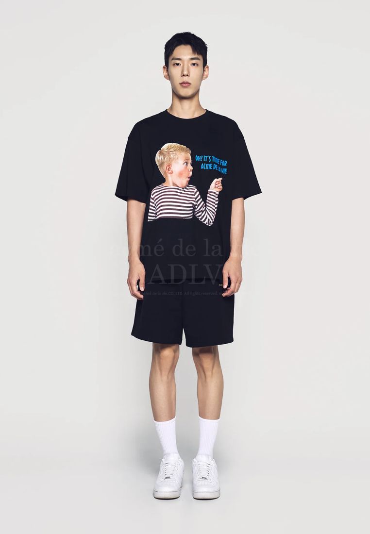 Finger-Pointing Lettering Baby Face Short Sleeve T-Shirt Black