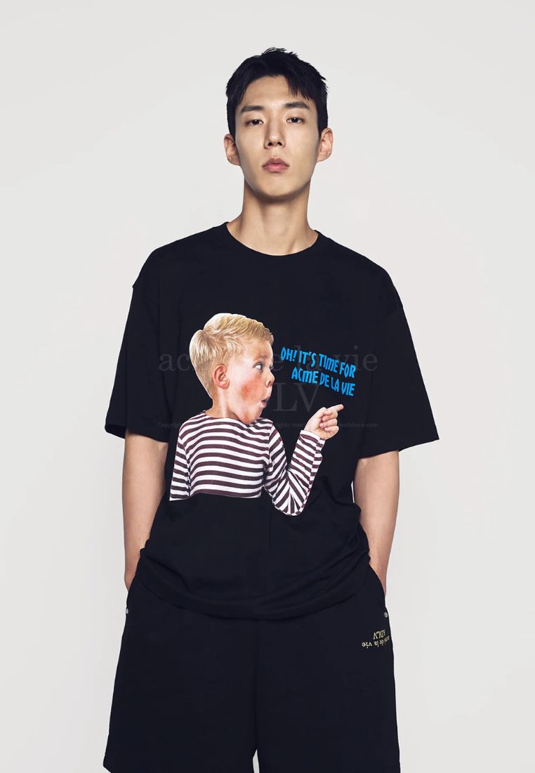 Finger-Pointing Lettering Baby Face Short Sleeve T-Shirt Black