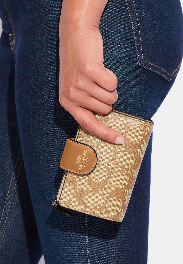 Medium Corner Zip Wallet In Signature Canvas LT Saddle