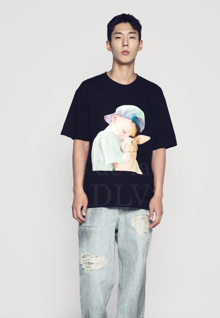 Rabbit Hug Boy Baby Face Short Sleeve T-Shirt Black