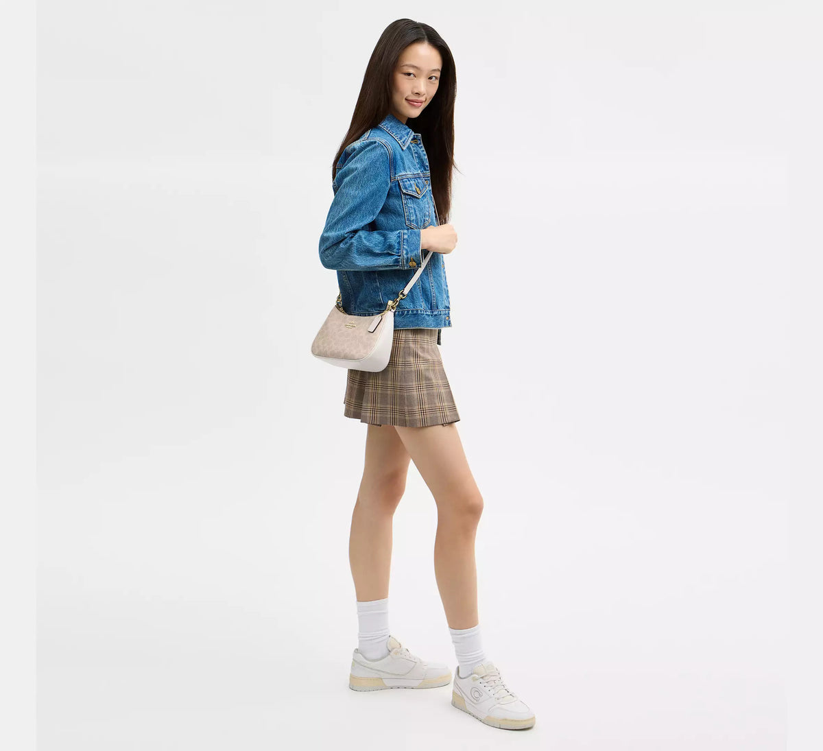 Teri Shoulder Bag In Signature Canvas Gold Sand Chalk