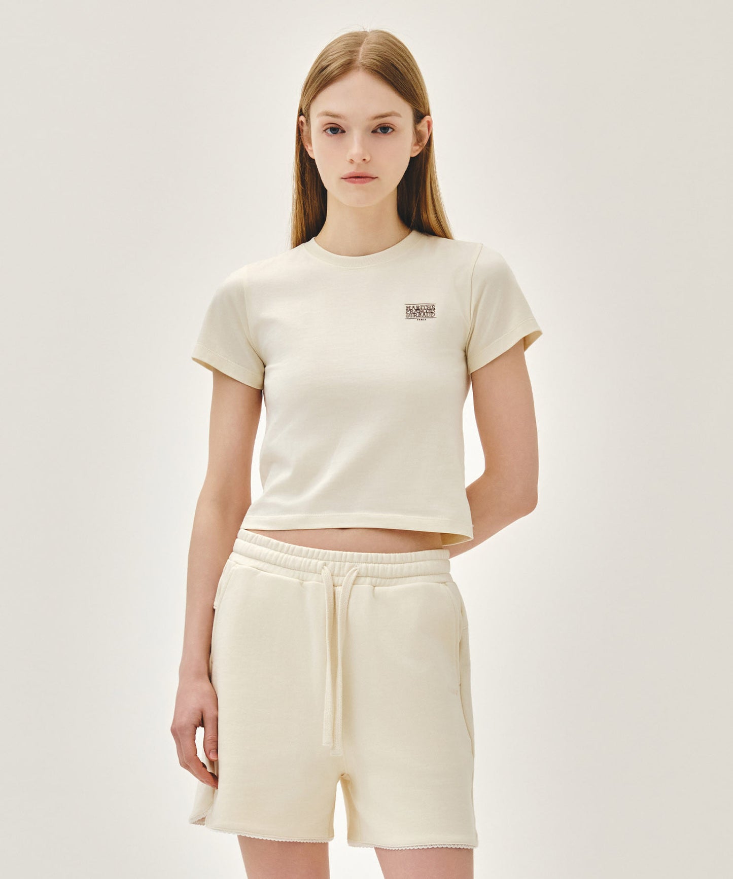 W ANTIQUE CLASSIC LOGO SLIM CROP TEE cream